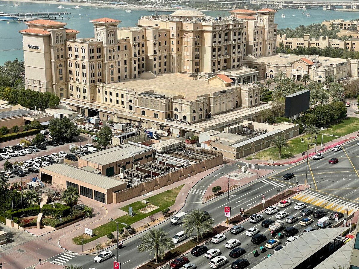 DUBAI MARINA PALMVIEW APT FRONT OF TRAM & BEACH